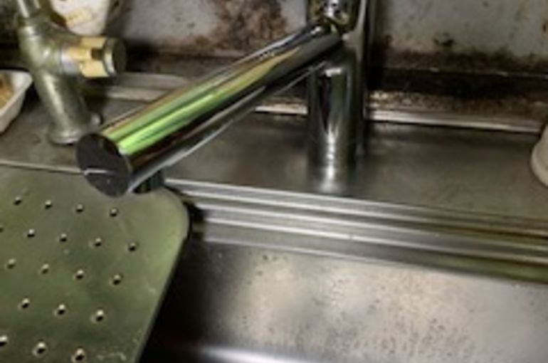 神奈川県座間市でキッチンのシンクの水栓を交換しました