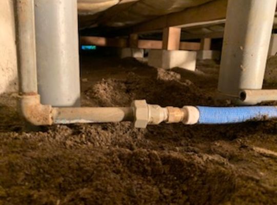 床下の鉄管漏水
