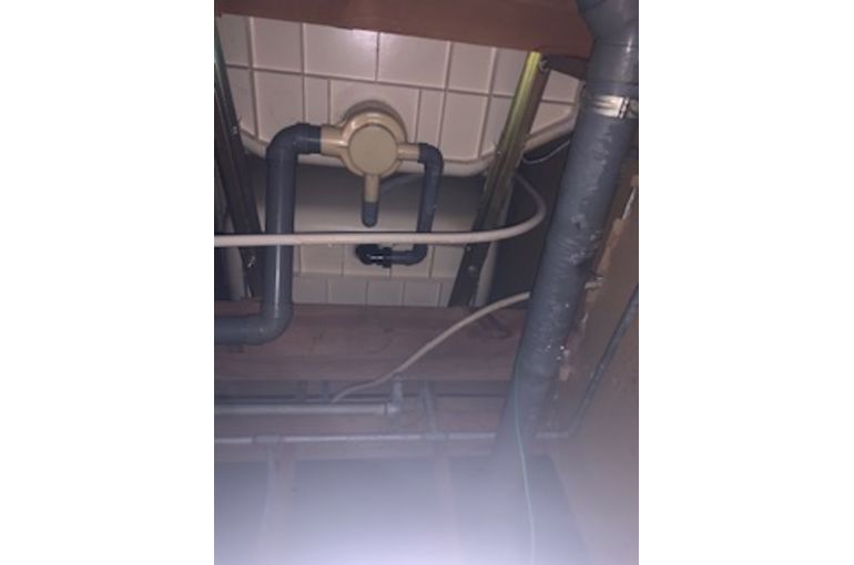 海老名市で賃貸アパートのユニットバス下からの水漏れを修理しました