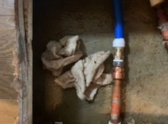床下漏水で銅管とポリ管の接続